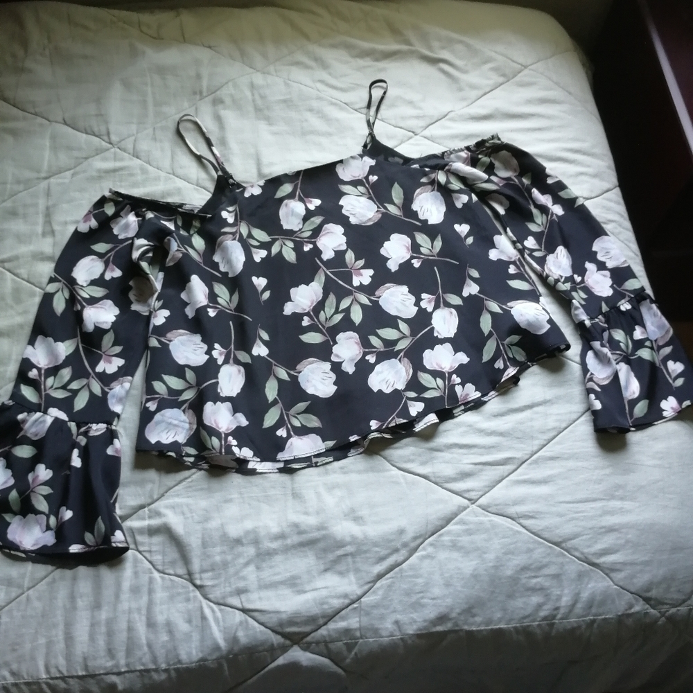 J.O.A. Floral Cold Shoulder Flutter Button Front Blouse XS Revolve - Picture 2 of 11
